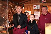 MPC auf dem Meckenheimer Zintemaat - Kinderprinzessin Lilien I. und Bürgermeister Bert Spilles helfen dem MPC beim Verkauf